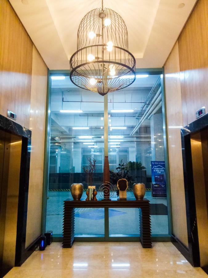Uptown Mall Area Bonifacio * Manila